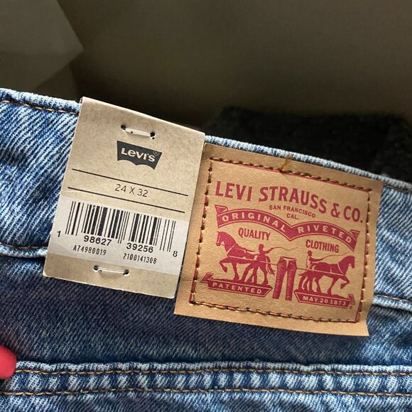 Levi's Women's Super-Low Double-Button Relaxed-Fit Denim Jean. Size 24 - Picture 8 of 10